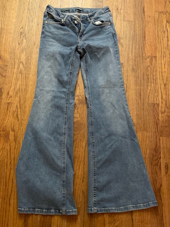 wild fable Denim - Wild Fable size six Women’s Flared Jeans in Medium Blue - Classic Denim